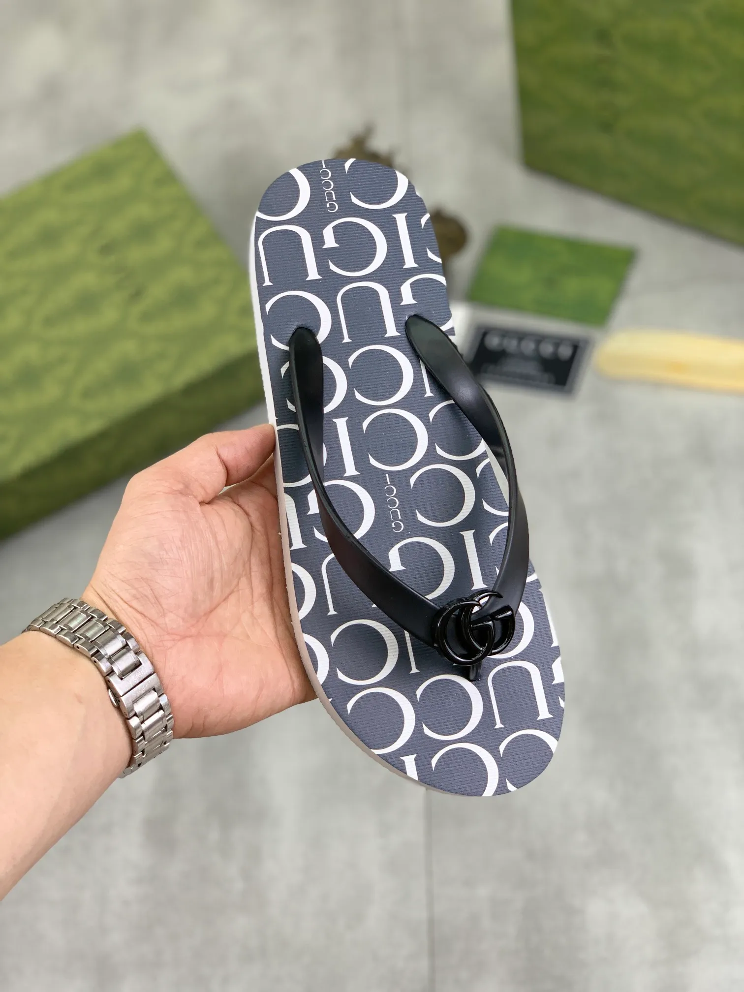 Men's men's shoes 💰P220💰【New style】🆘【GUCCI】Official website's popular Gucci adult couple 🧑‍🤝‍🧑 style, children's flip-flops are on sale at the counter simultaneously! Original fabric imported from Italy. Original bottom provided by the original factory. Size: Adult 36-45. Children’s size: 30-37. Multiple colors available.